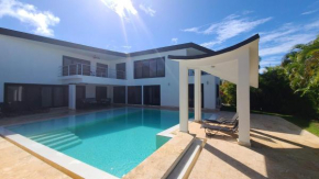 Modern & private 4 bedroom villa with infinity pool